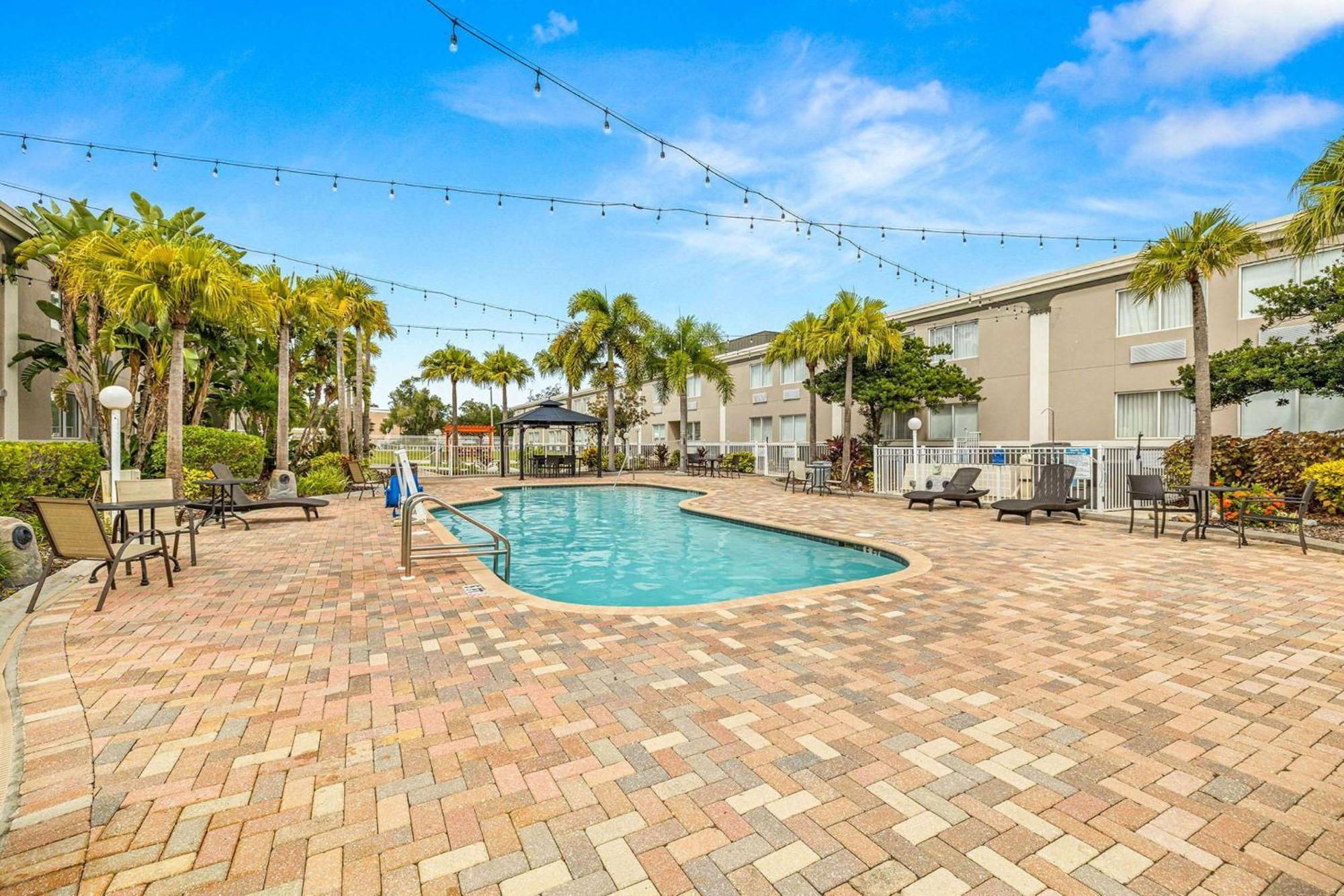 Quality Inn & Suites Tampa-Ybor City Exterior photo