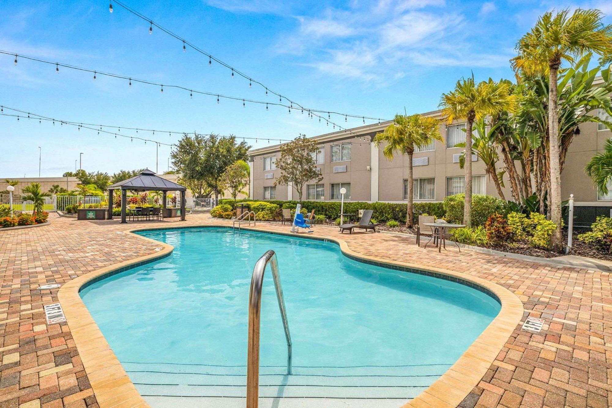 Quality Inn & Suites Tampa-Ybor City Exterior photo