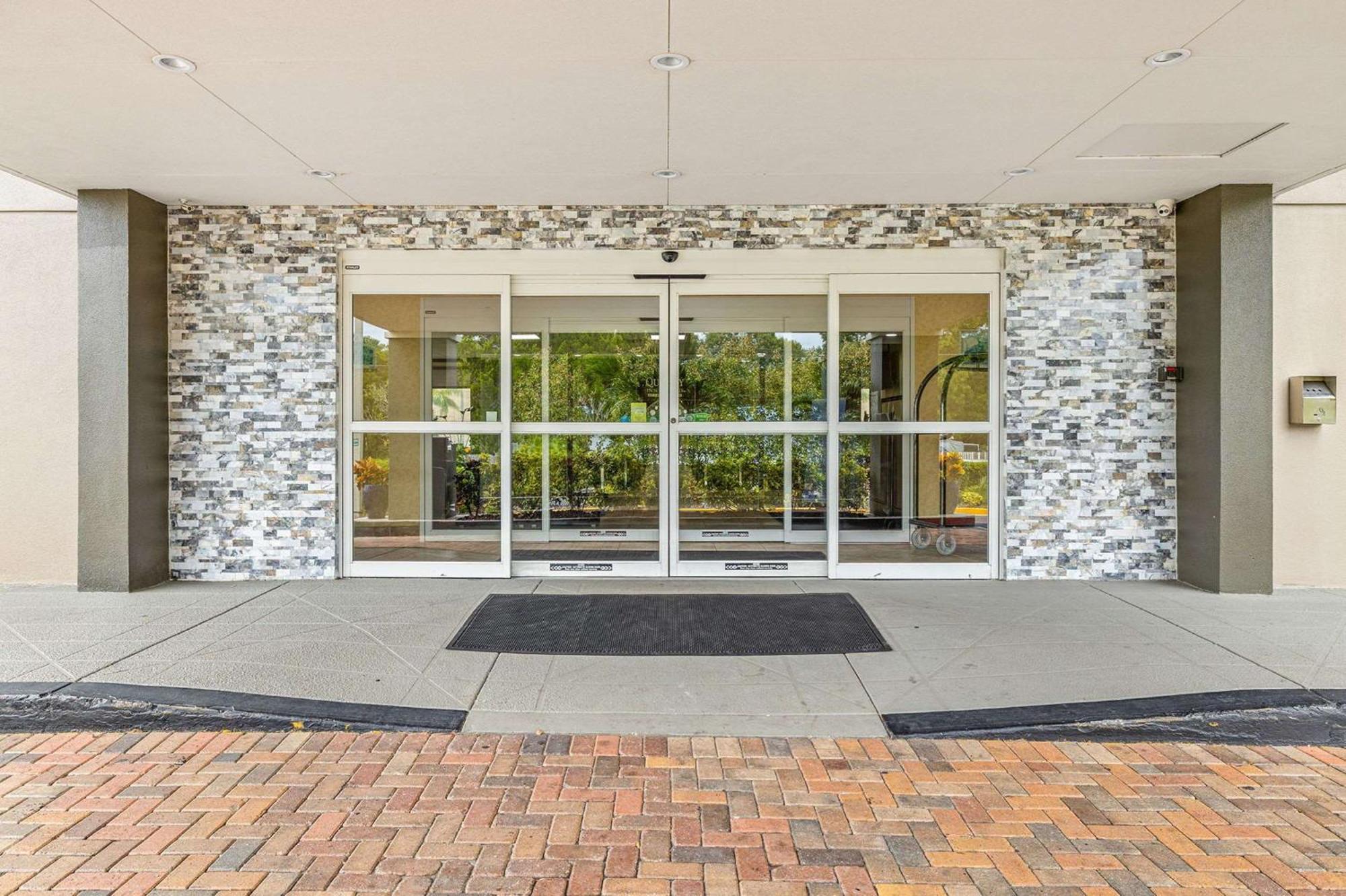 Quality Inn & Suites Tampa-Ybor City Exterior photo