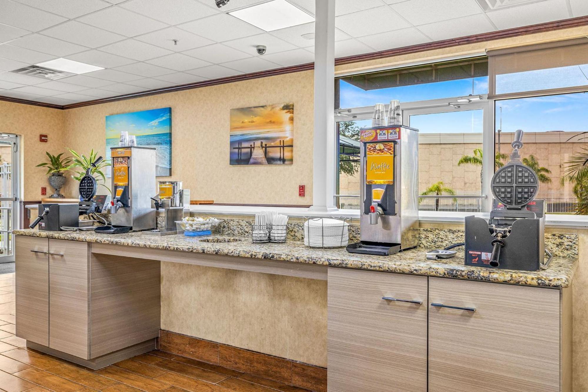Quality Inn & Suites Tampa-Ybor City Exterior photo