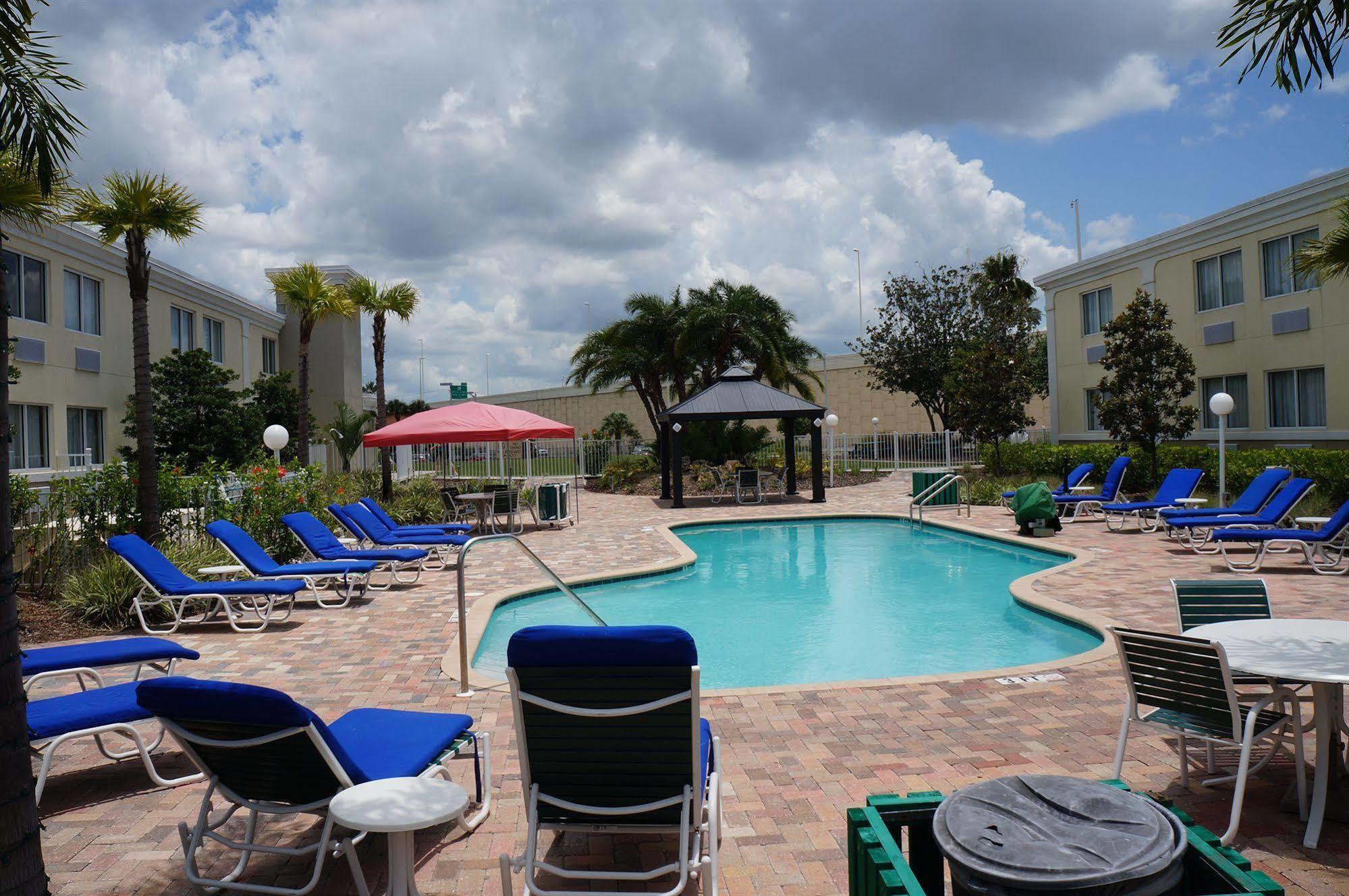 Quality Inn & Suites Tampa-Ybor City Exterior photo
